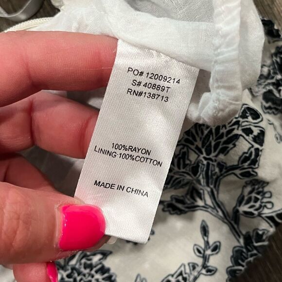 Doe and Rae Short Puff Sleeve Blouse White Black Floral Size L - Picture 3 of 4